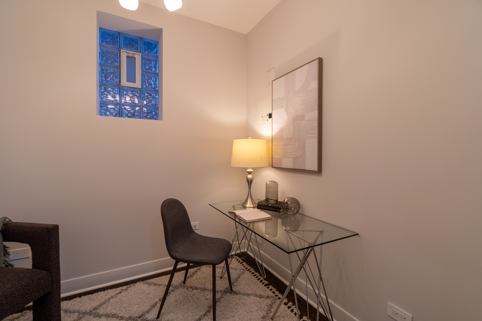 908 North Winchester Avenue Chicago, IL 60622 - Photo 37 of 46 a workspace with furniture and lamp