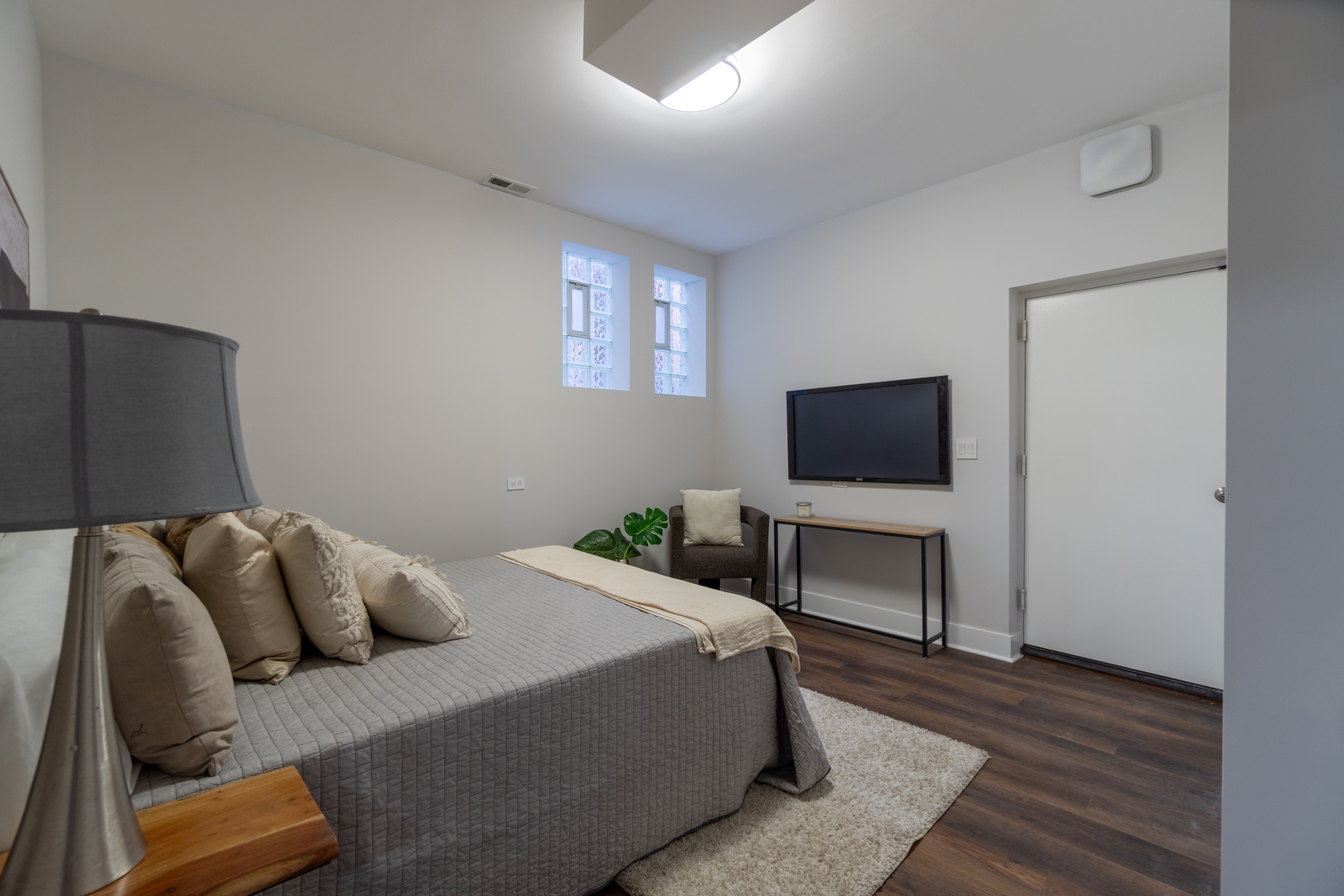 908 North Winchester Avenue Chicago, IL 60622 - Photo 38 of 46 a bedroom with a bed and a flat screen tv