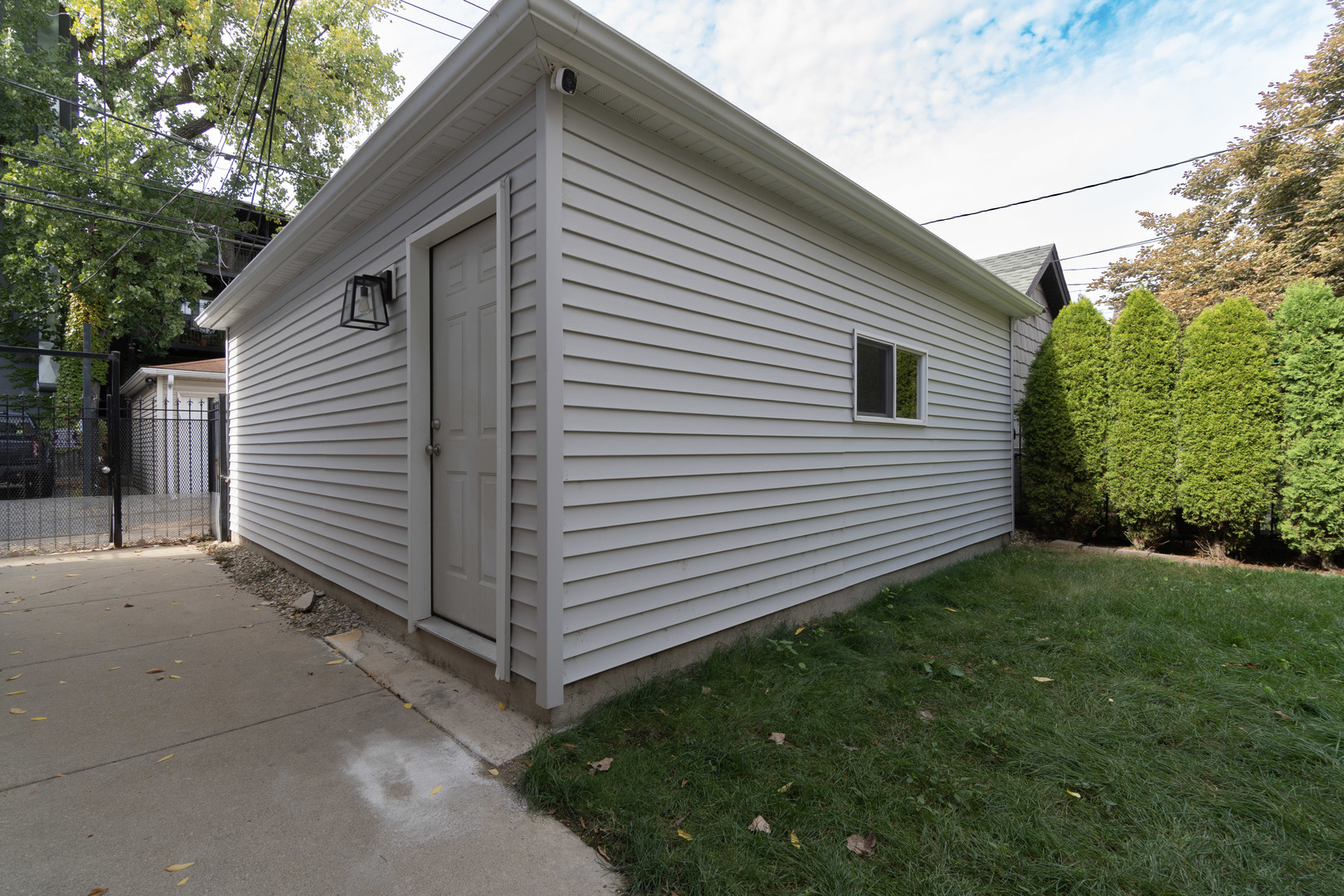 908 North Winchester Avenue Chicago, IL 60622 - Photo 41 of 46 a view of a back yard of the house