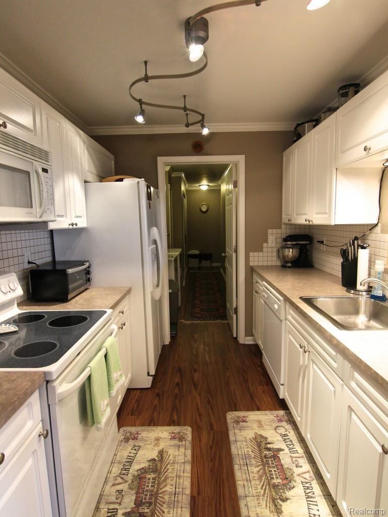 3408 Tremonte Circle Rochester, MI 48306 - Photo 13 of 31 IMG_1085.jpg