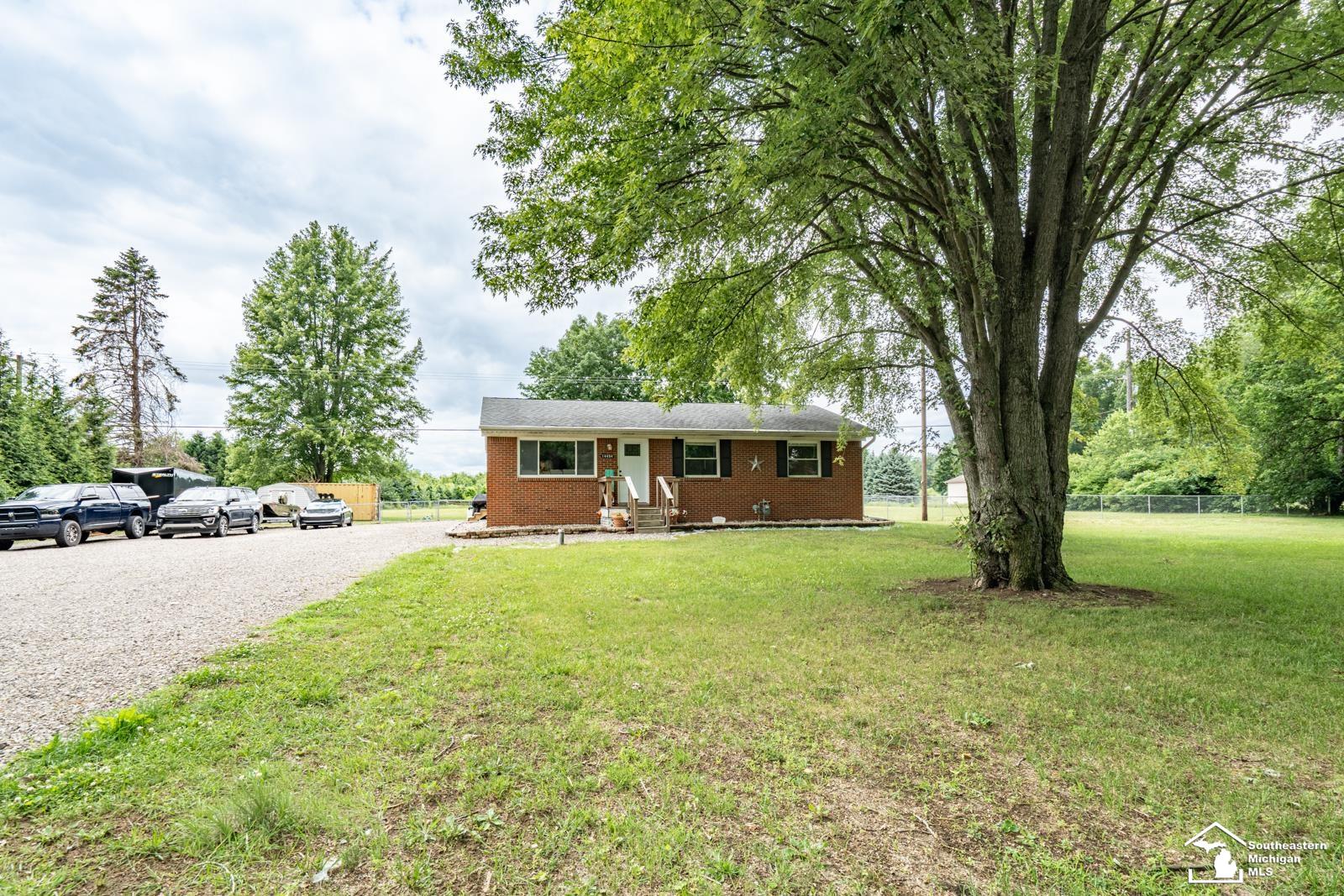 14454 Dixon Road Dundee, MI 48131 - Photo 2 of 33