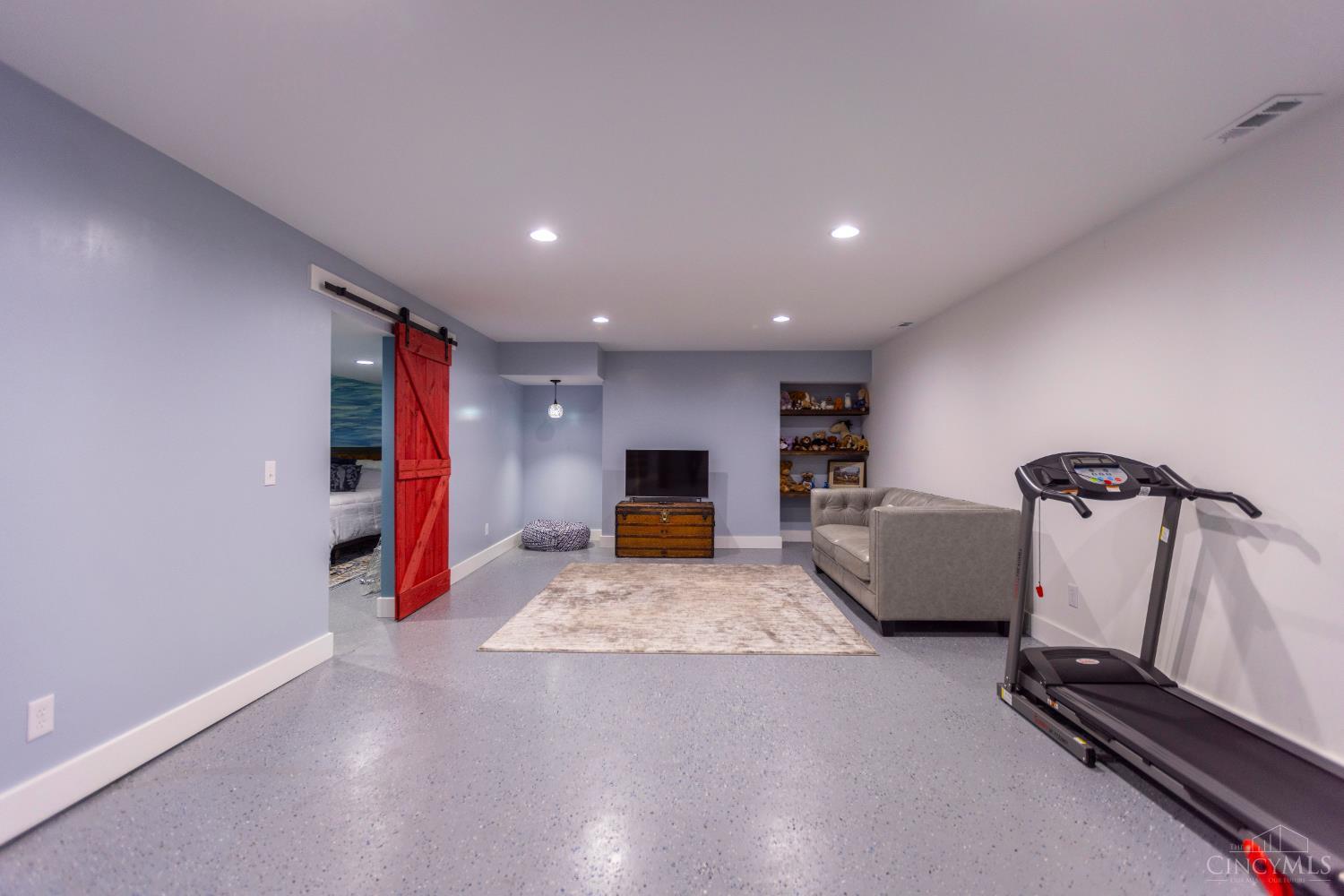 5025 Drake Road Cincinnati, OH 45243 - Photo 12 of 24 Gallery Image 12