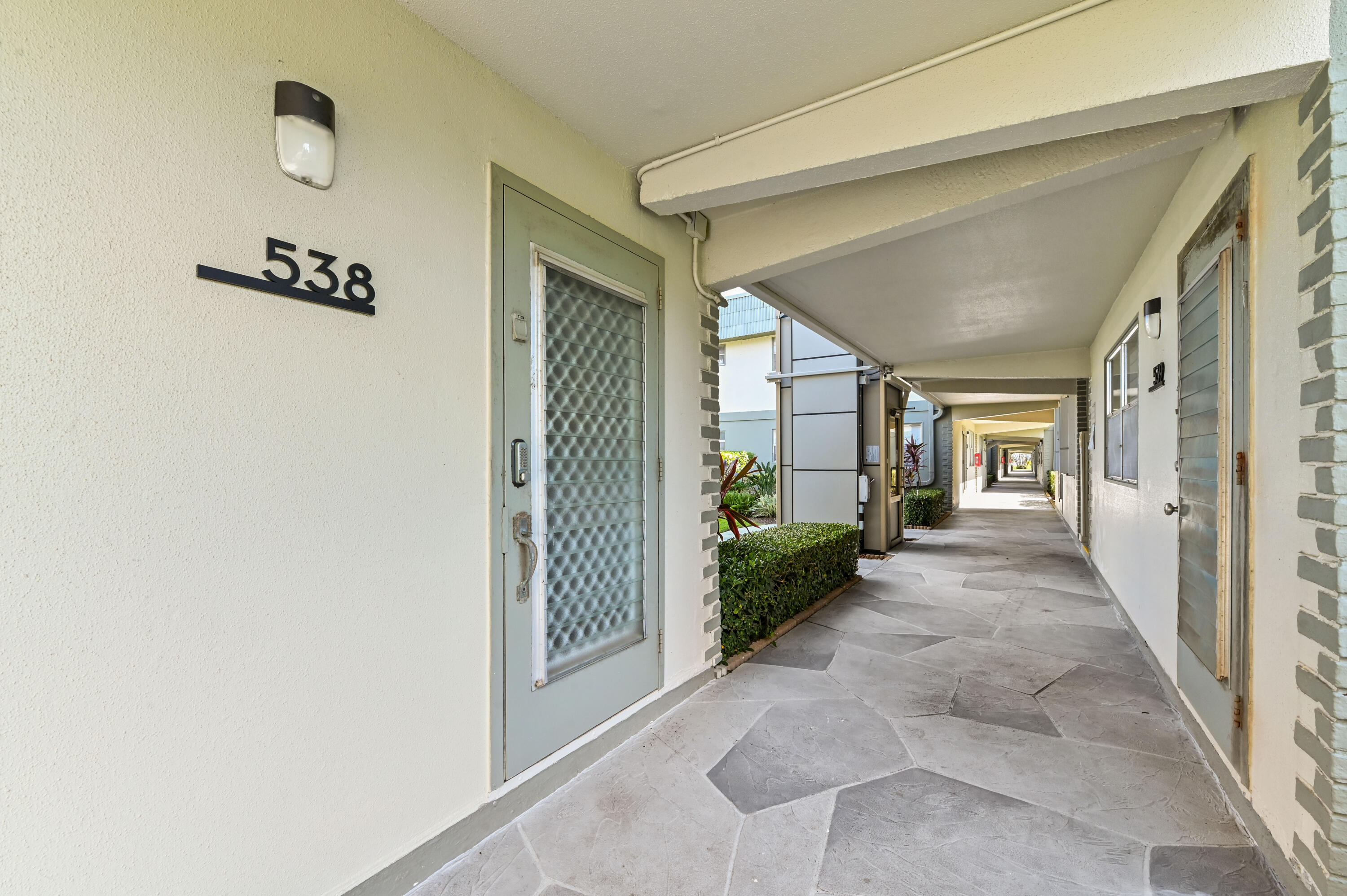 538 Monaco Way Delray Beach, FL 33446 - Photo 4 of 35 04 Entry 01
