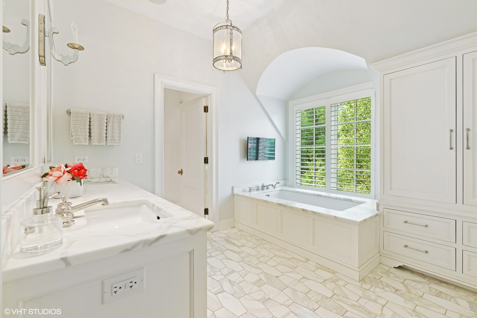345 West Onwentsia Road Lake Forest, IL 60045 - Photo 25 of 53 a bathroom with a tub sink and a mirror