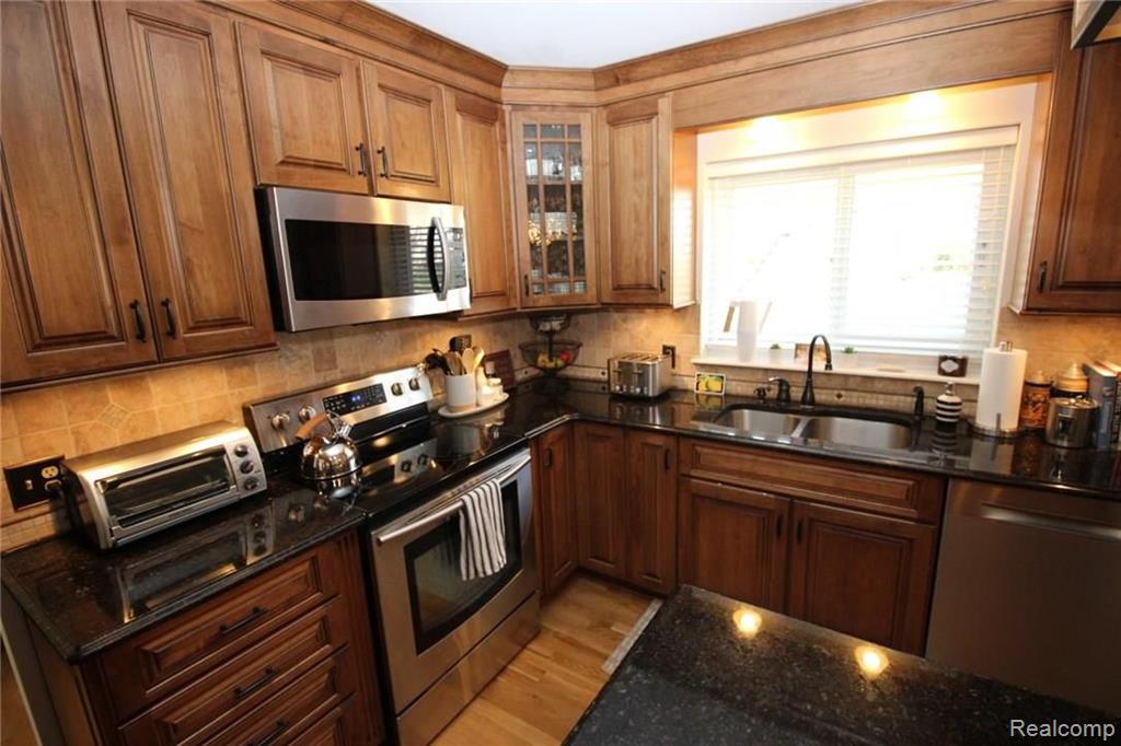 775 Whitney Drive Rochester Hills, MI 48307 - Photo 10 of 22