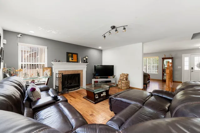 $405,000 | 1300 Cambria Drive, Joliet, IL 60431