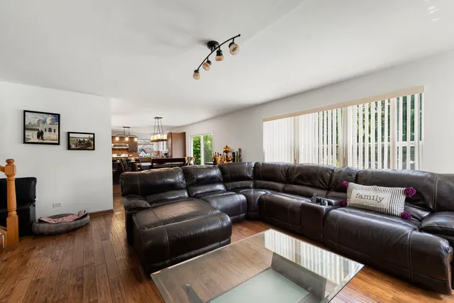 $405,000 | 1300 Cambria Drive, Joliet, IL 60431