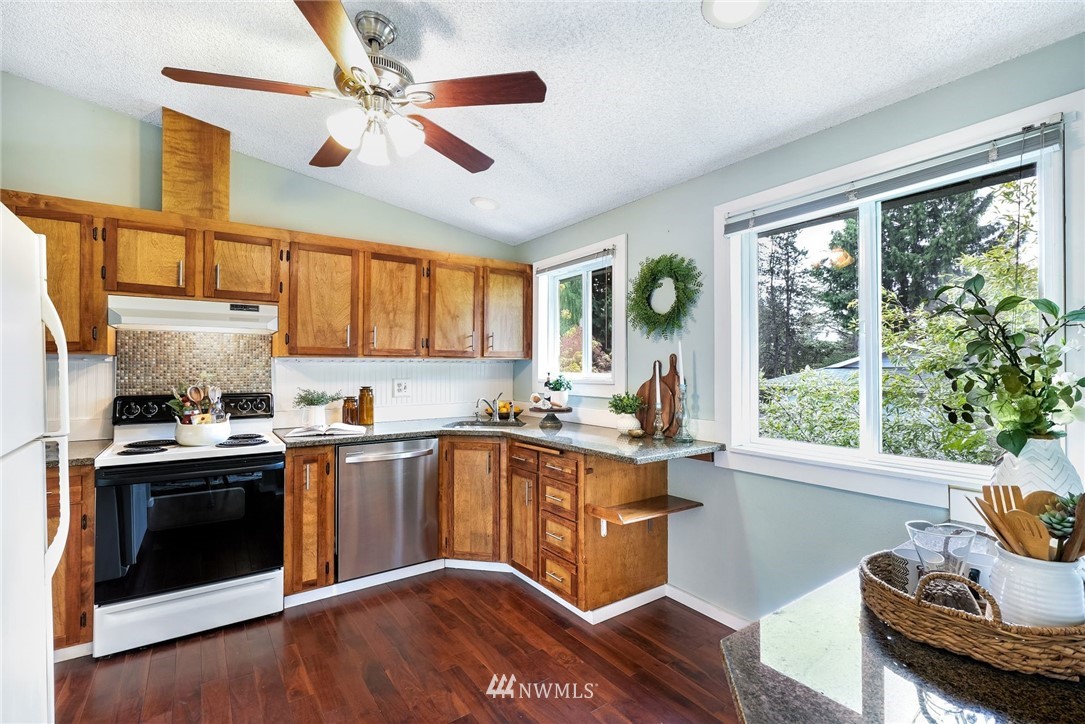 17504 Valley Cir Drive Bothell, WA 98012 - Photo 9 of 32 Gallery Image 9