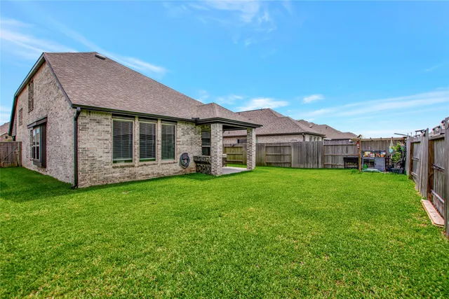 a view of a house with backyard and porch