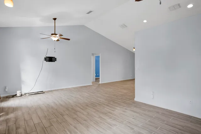 a view of a livingroom with a ceiling fan window and a ceiling fan