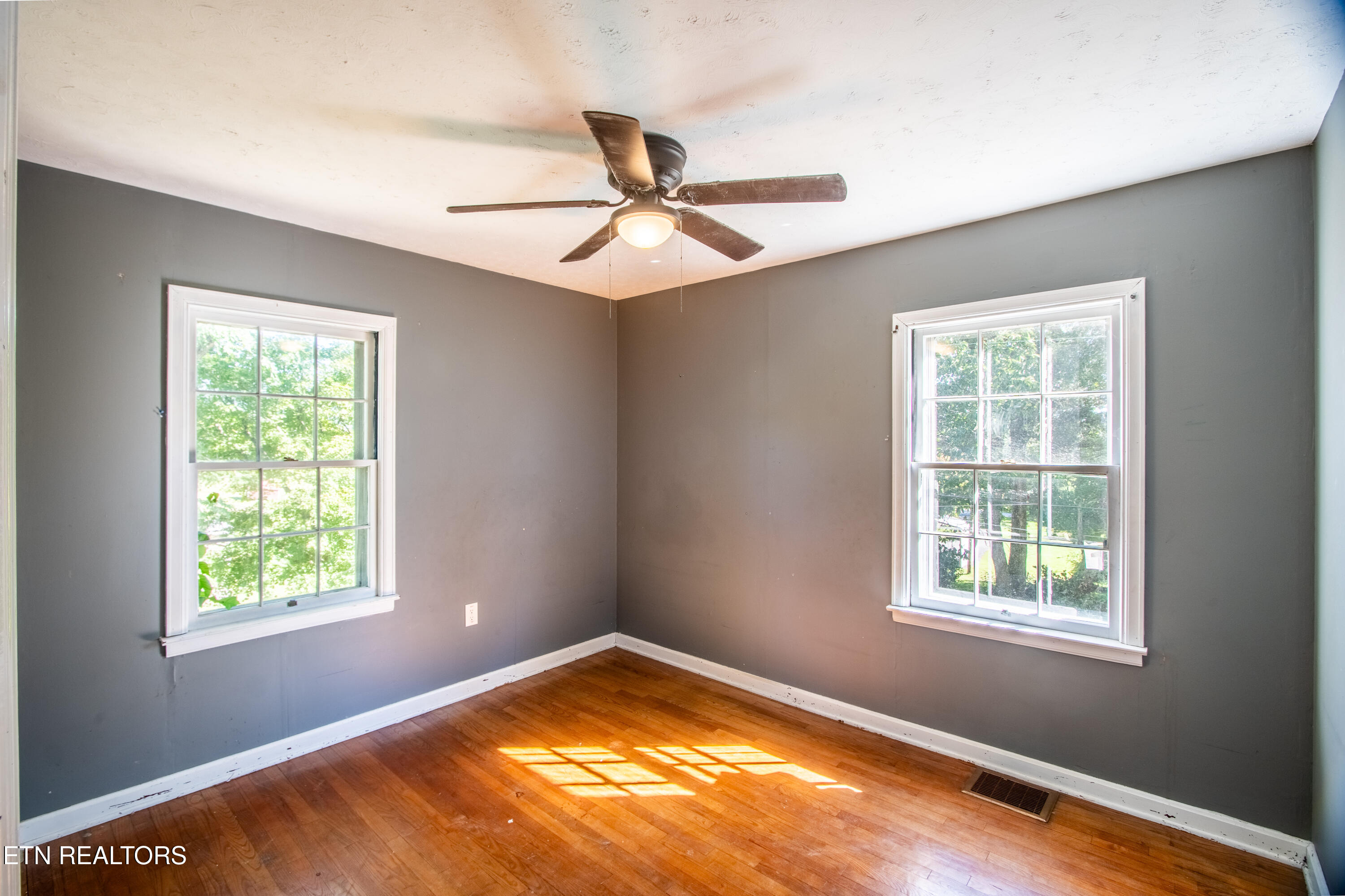 129 South High Knob Road La Follette, TN 37766 - Photo 6 of 17 DSC07099-HDR