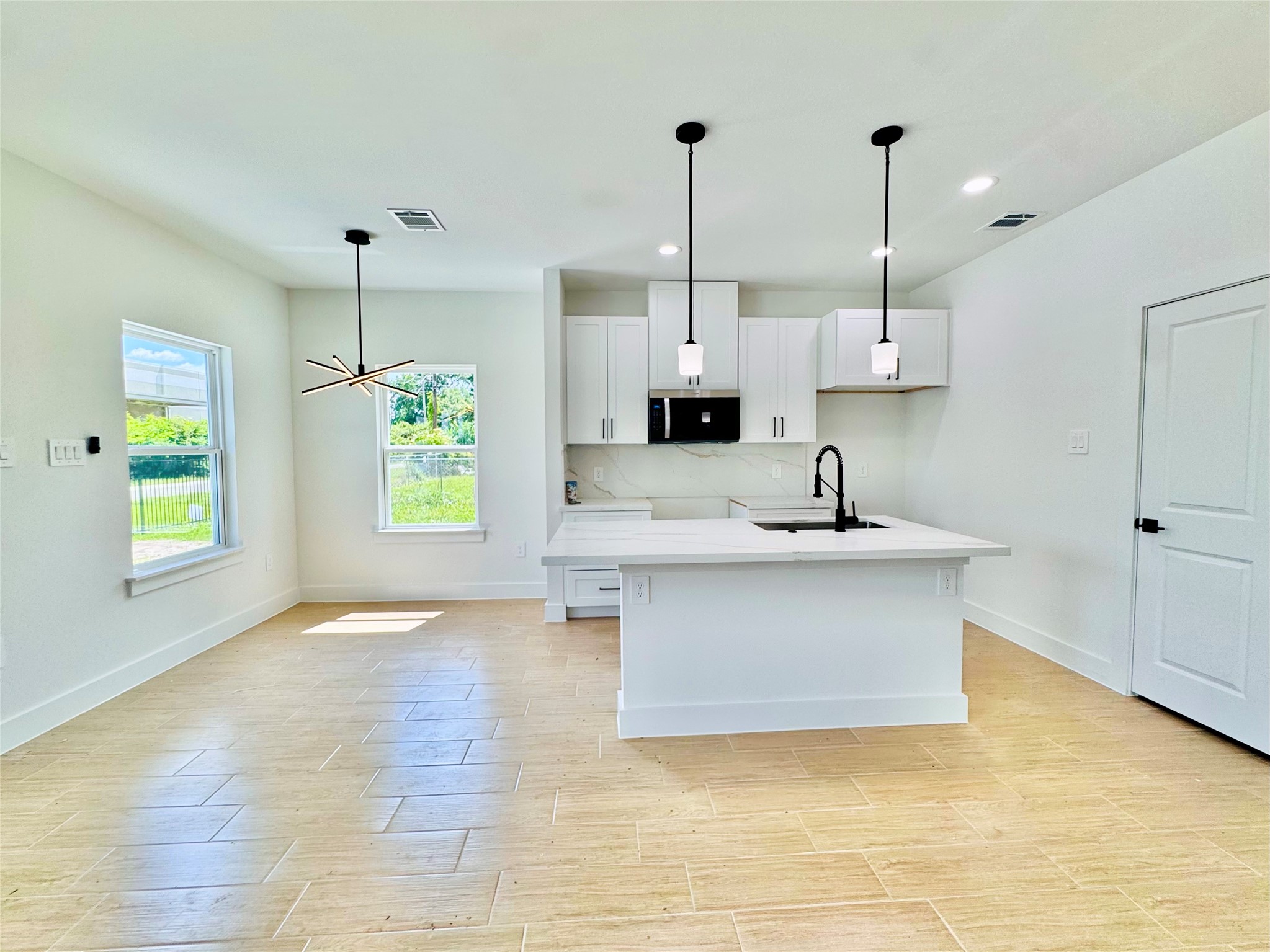 5710 Delmack Street, Unit B Houston, TX 77032 - Photo 4 of 30 Kitchen & Dinning