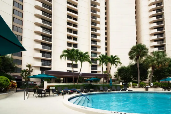 $3,900 | 2450 Presidential Way, Unit 208, West Palm Beach, FL 33401