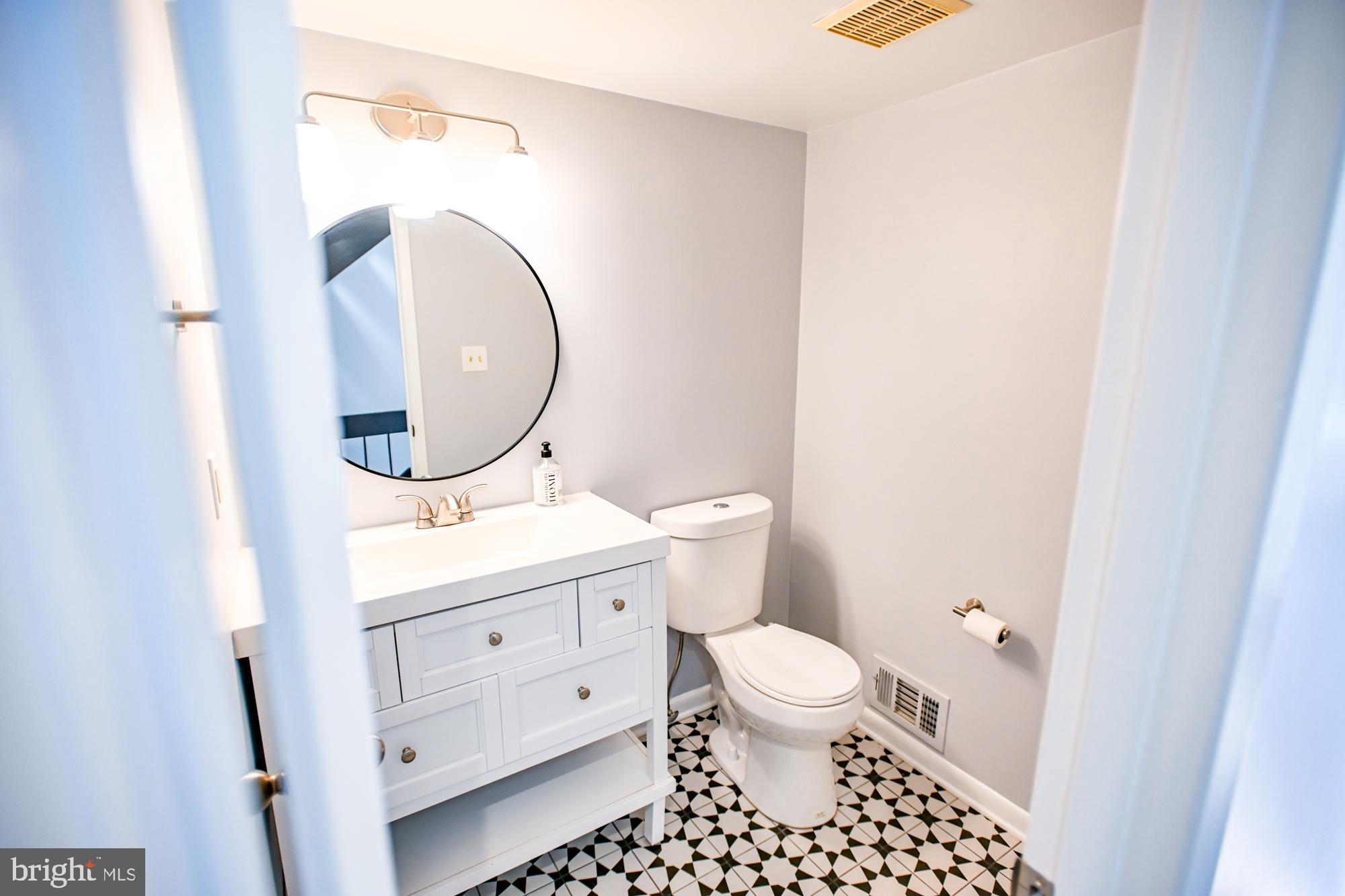 733 Stoney Spring Drive Baltimore, MD 21210 - Photo 18 of 53 1st floor 1/2 bathroom