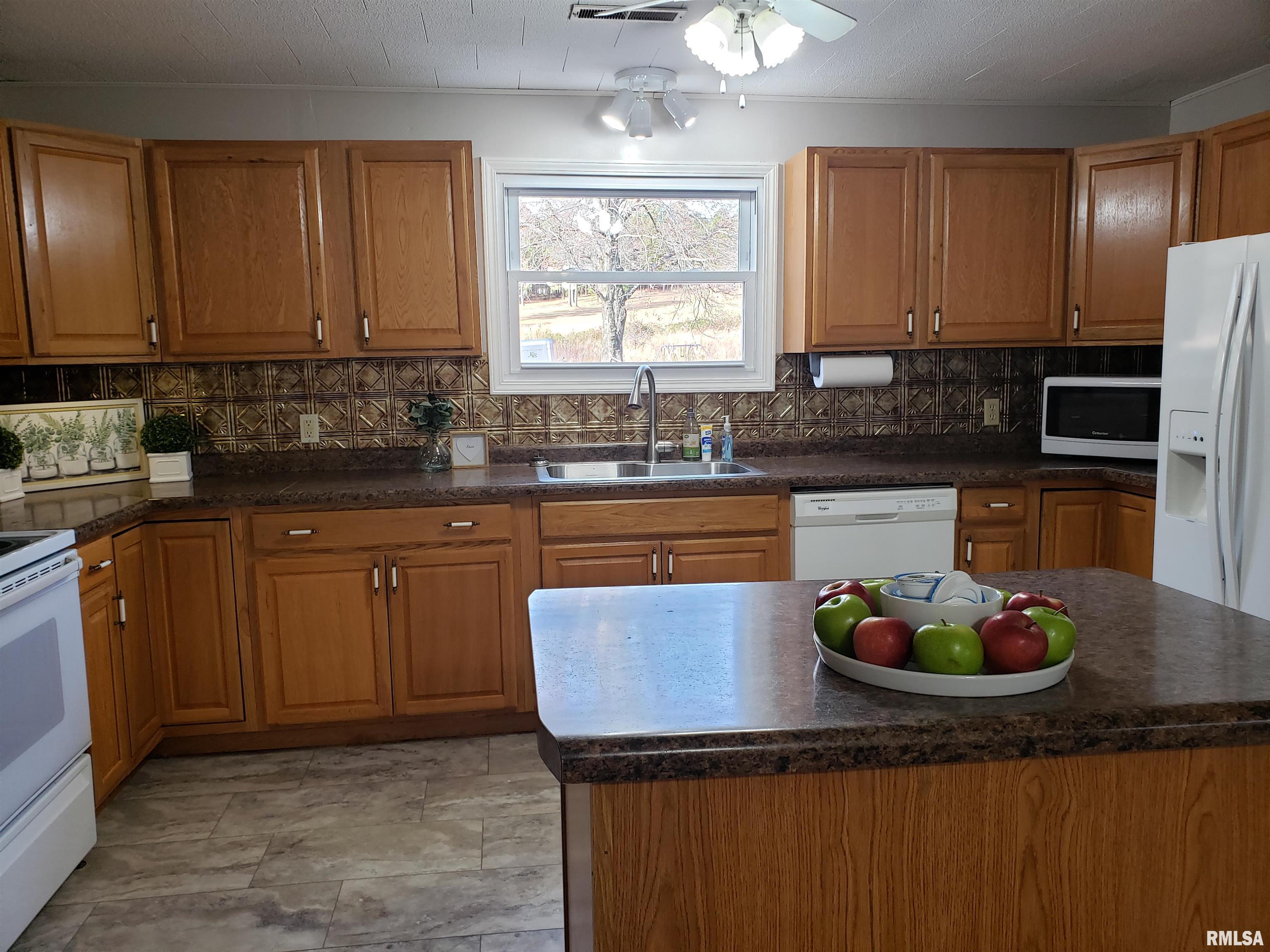 132 Ozark Road Stonefort, IL 62987 - Photo 8 of 78 Gallery Image 8