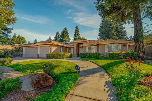 a view of an house with backyard space and garden