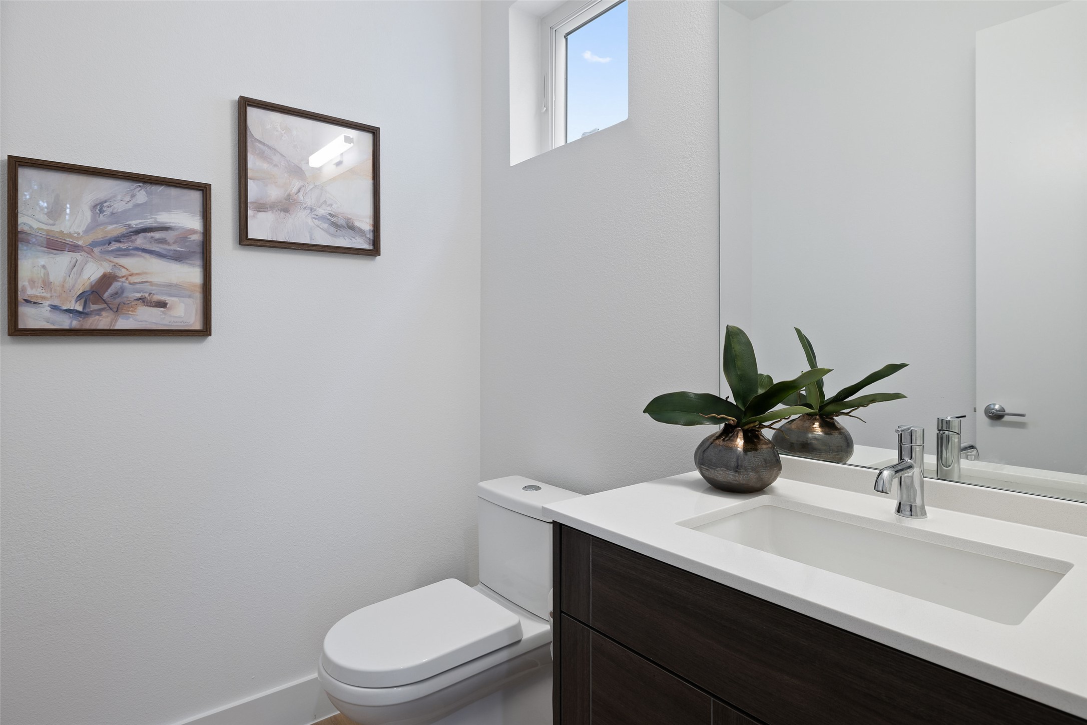 900 South 2nd Street, Unit 20 Austin, TX 78704 - Photo 28 of 40 a bathroom with a toilet a sink and mirror