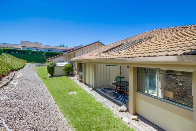 a view of a house with backyard