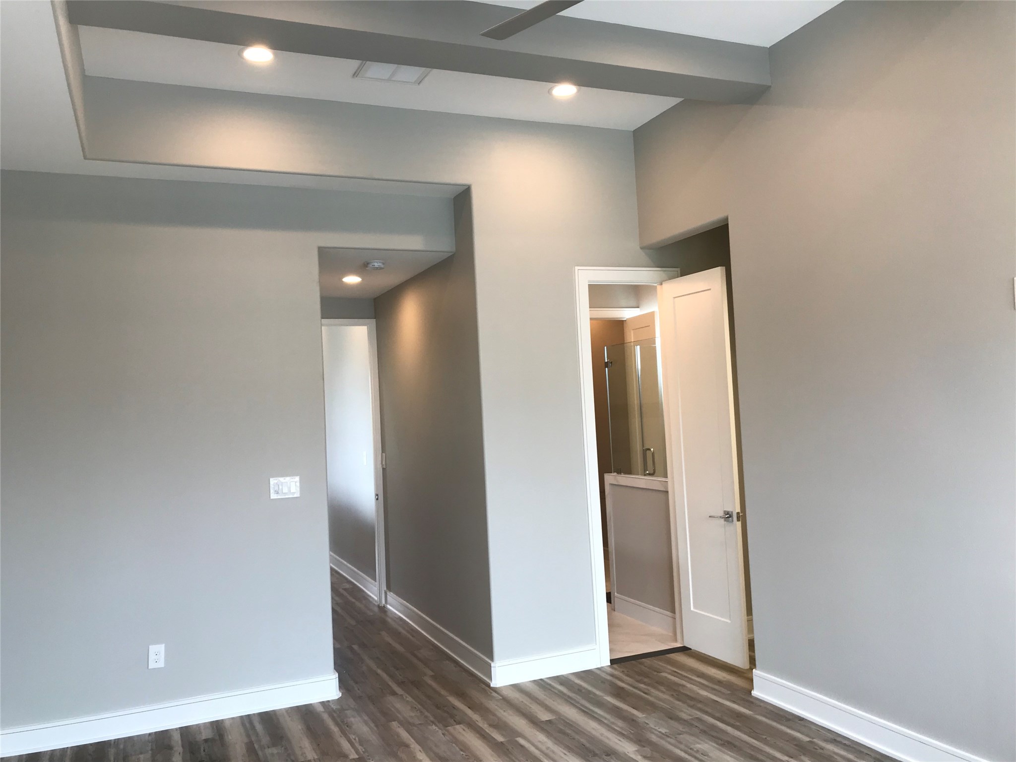 1111 Edwards Street Houston, TX 77007 - Photo 19 of 50 Great neutral tones go with any furniture and decor!