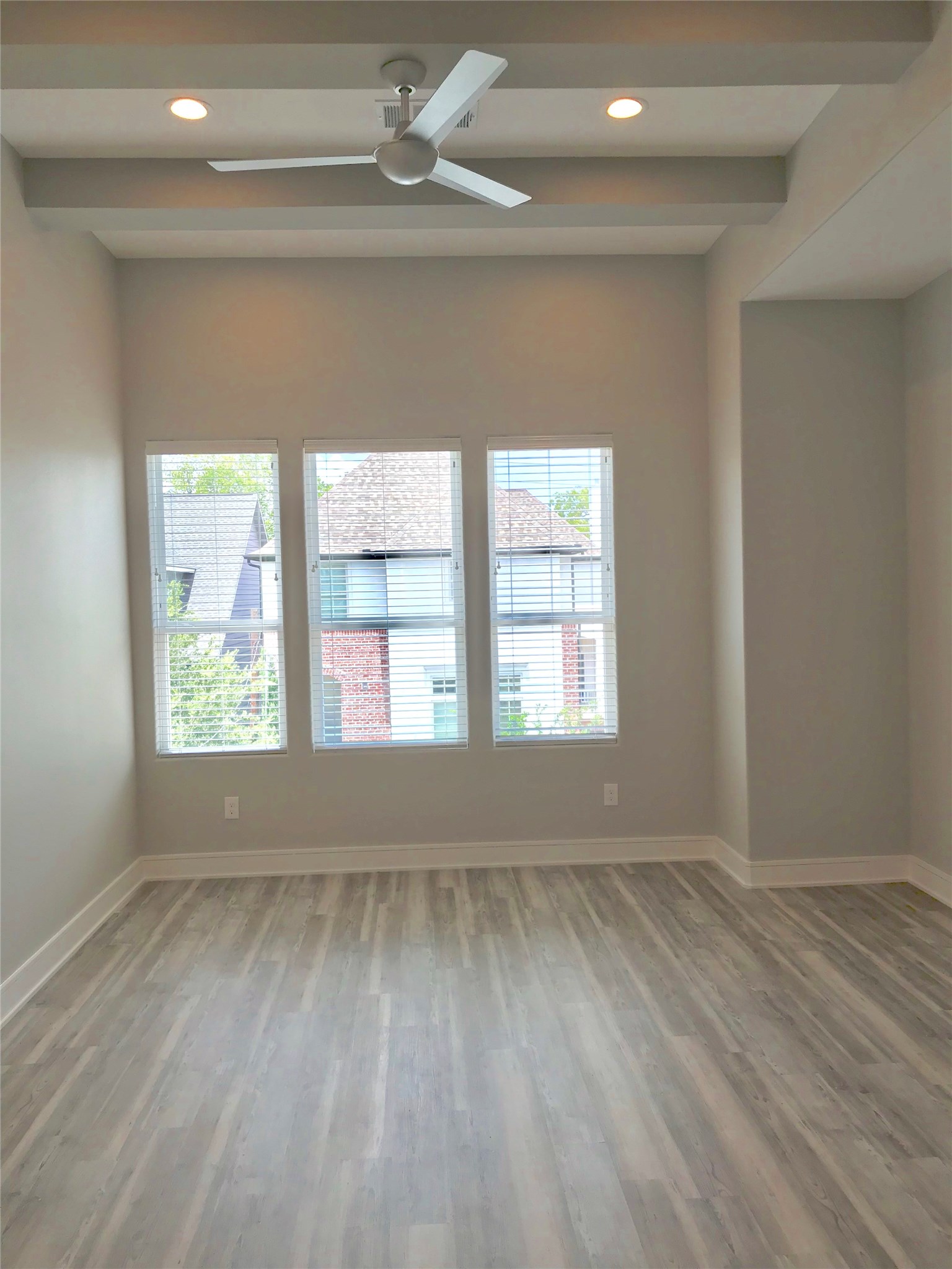 1111 Edwards Street Houston, TX 77007 - Photo 20 of 50 Notice the beautiful ceiling and fan!!