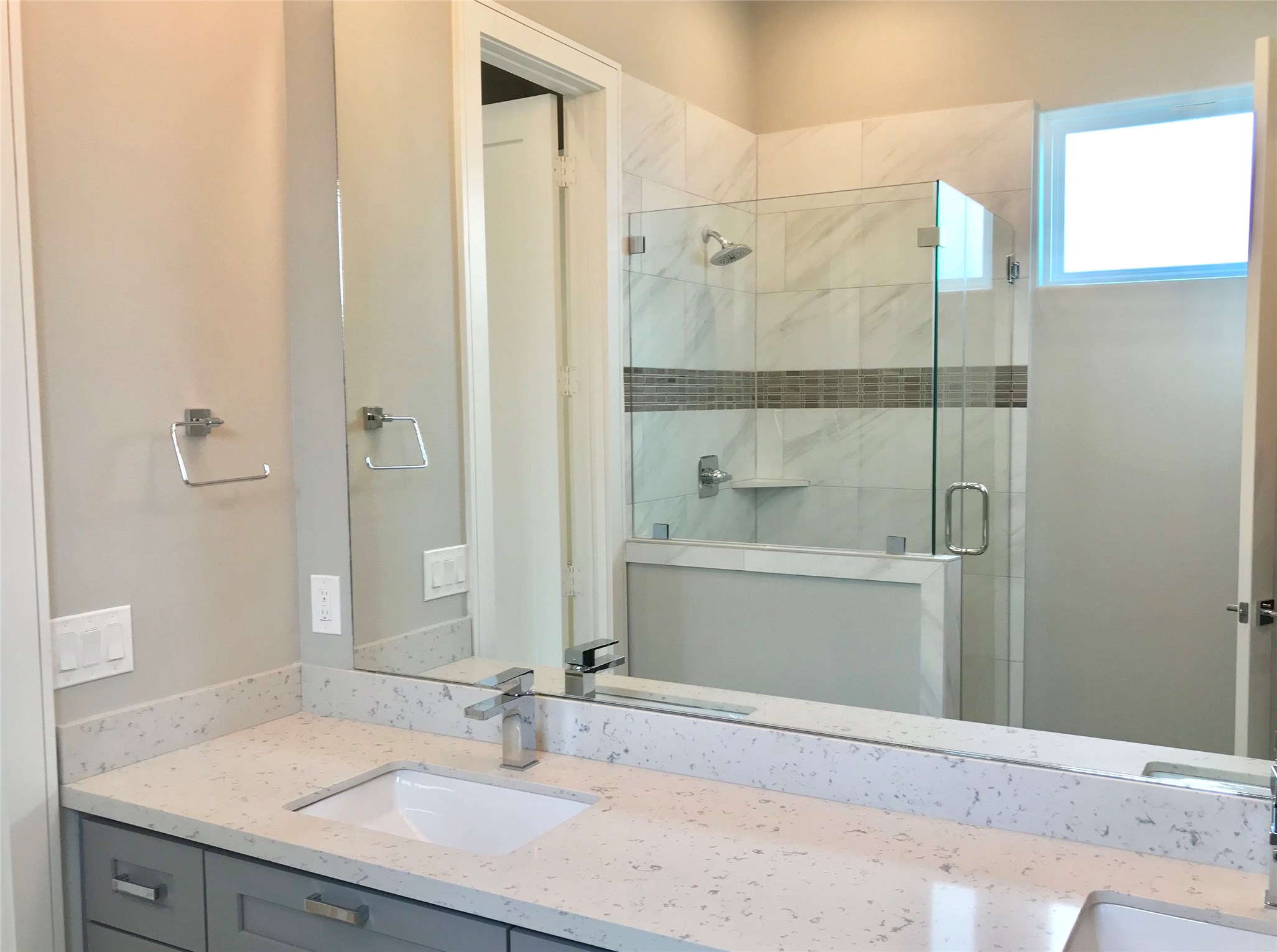 1111 Edwards Street Houston, TX 77007 - Photo 21 of 50 Beautiful master bathroom with double sinks!