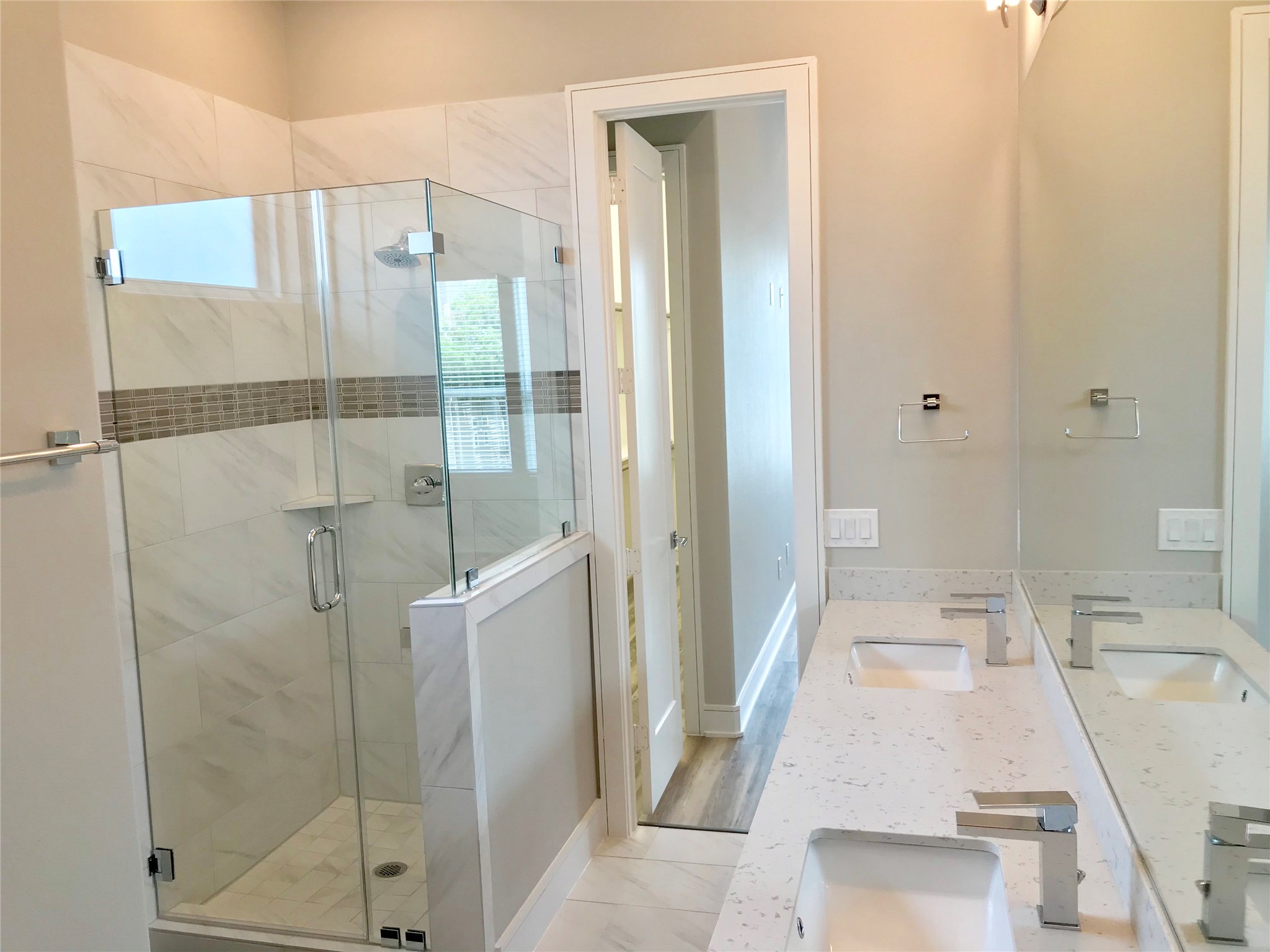 1111 Edwards Street Houston, TX 77007 - Photo 22 of 50 Stand up shower and double sinks in the master bathroom!!