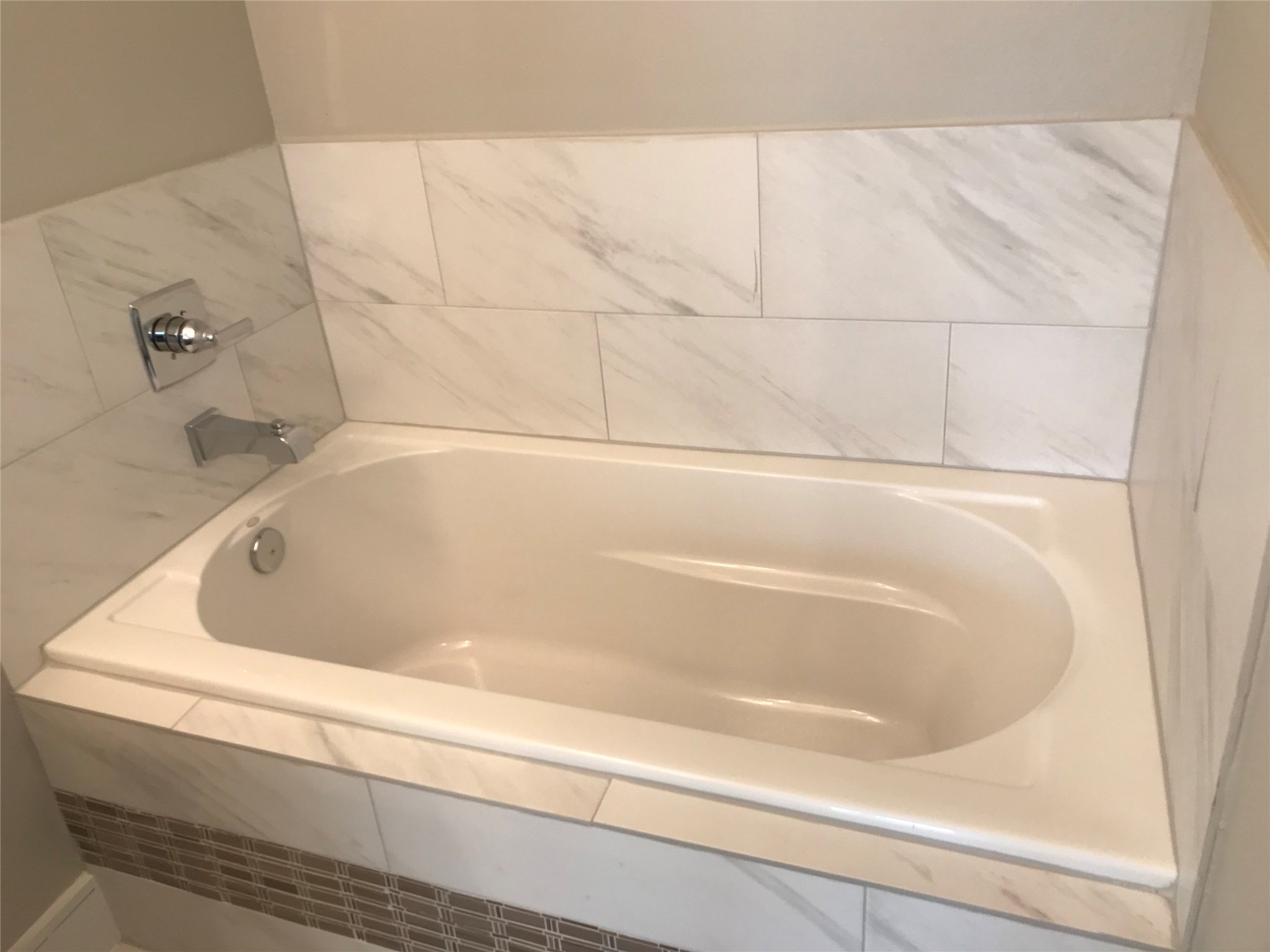 1111 Edwards Street Houston, TX 77007 - Photo 23 of 50 Relax in this big soaking tub!