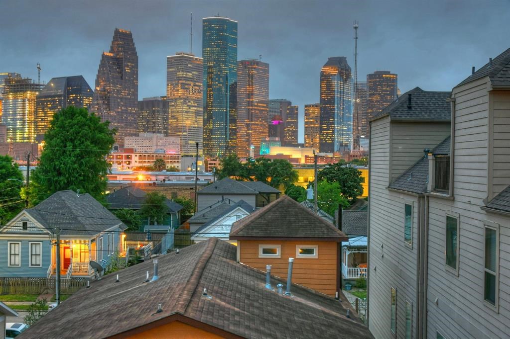 1111 Edwards Street Houston, TX 77007 - Photo 40 of 50 "In the shadow of Downtown." Walk to Post, Sawyer Yards, dining, shopping, bars, breweries and more!