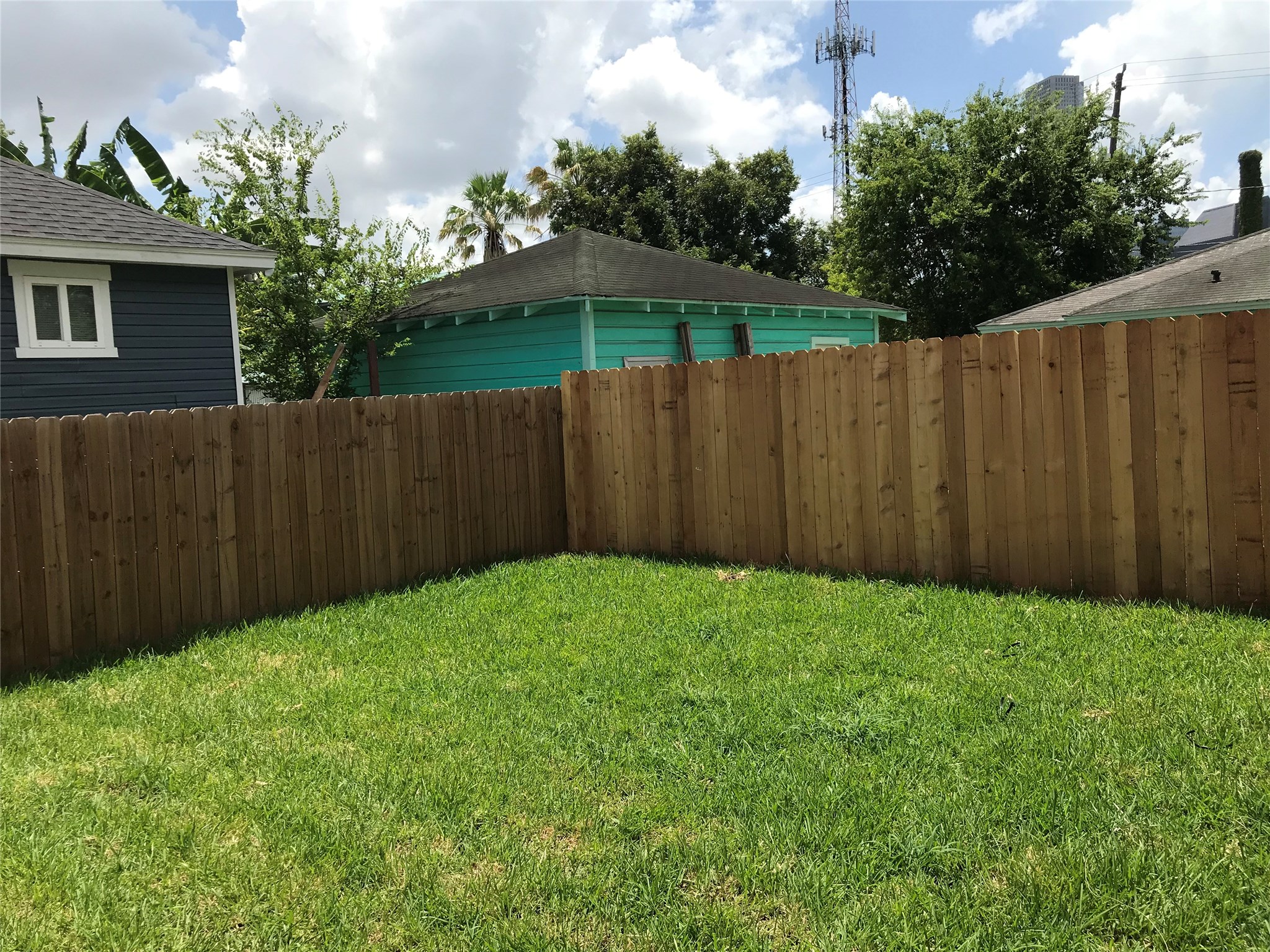 1111 Edwards Street Houston, TX 77007 - Photo 4 of 50 Large 2500 sq ft lot!!!! Great space for dogs to run around!