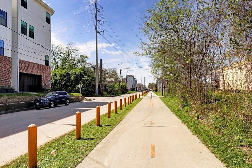 1111 Edwards Street Houston, TX 77007 - Photo 41 of 50 The Heights Hike and Bike Trail winds right through First Ward, connecting you to the network of bike trails all over Houston.