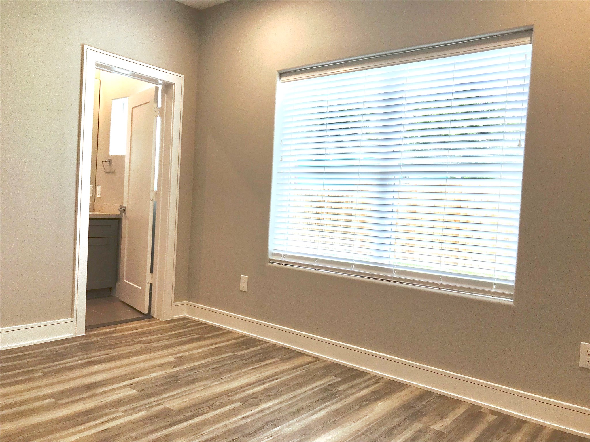 1111 Edwards Street Houston, TX 77007 - Photo 6 of 50 En suite bathroom attached to first floor room!! Lots of natural light!