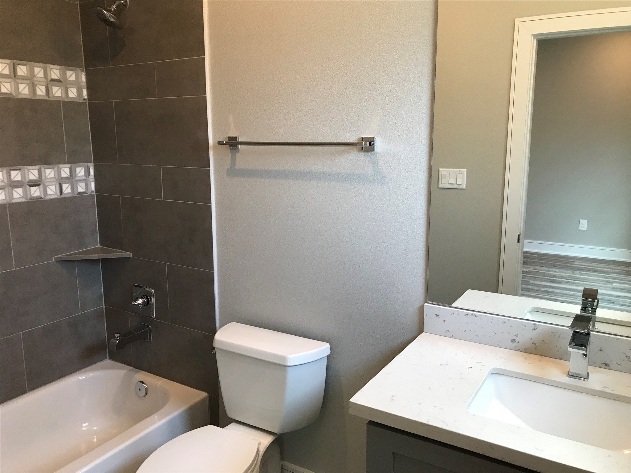 1111 Edwards Street Houston, TX 77007 - Photo 8 of 50 Lovely en suite bathroom for the first floor room