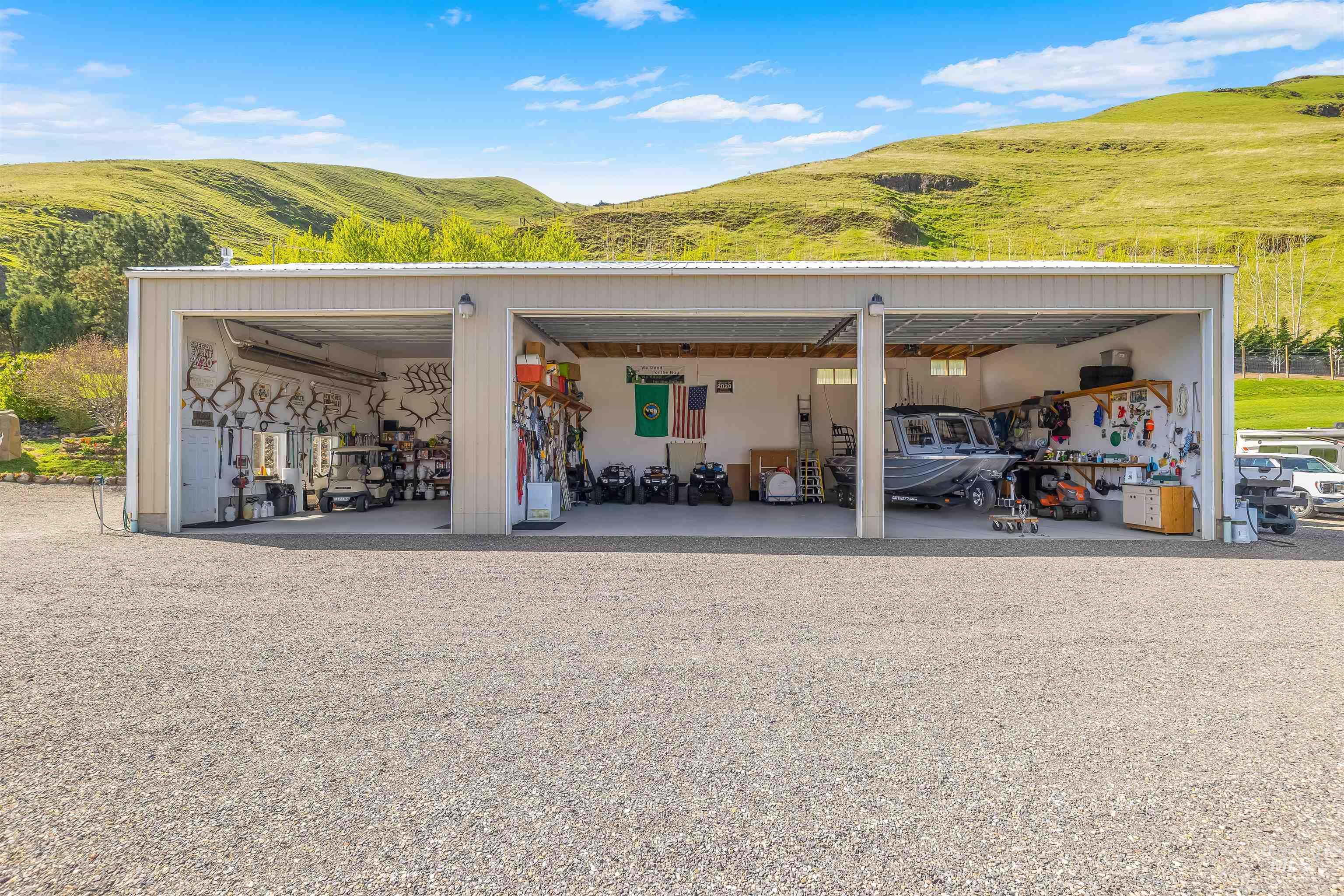 11056 Snake River Road Asotin, WA 99402 - Photo 40 of 50 Garage featuring a mountain view