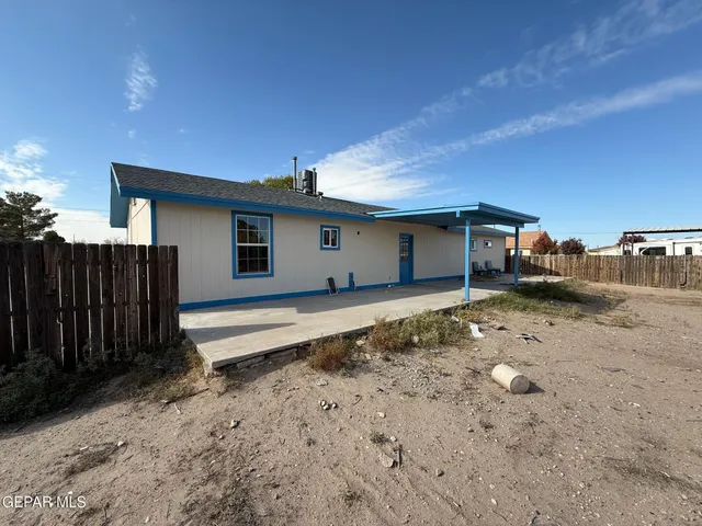 a view of a house with backyard