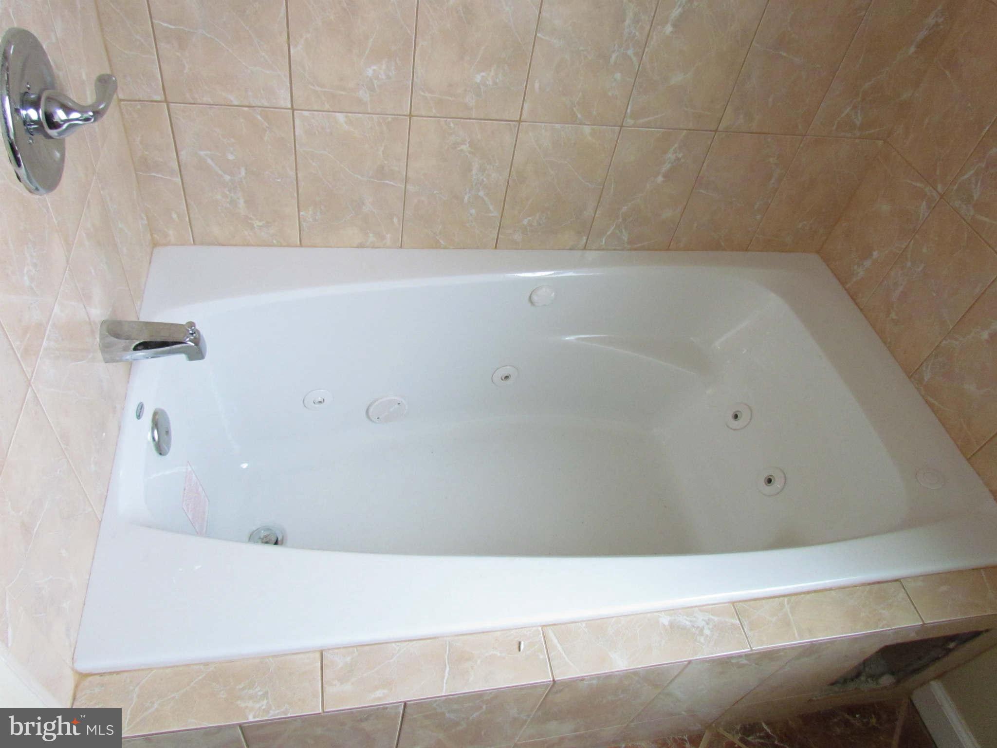 1604 Northbourne Road Baltimore, MD 21239 - Photo 6 of 12 a bathroom with a bathtub