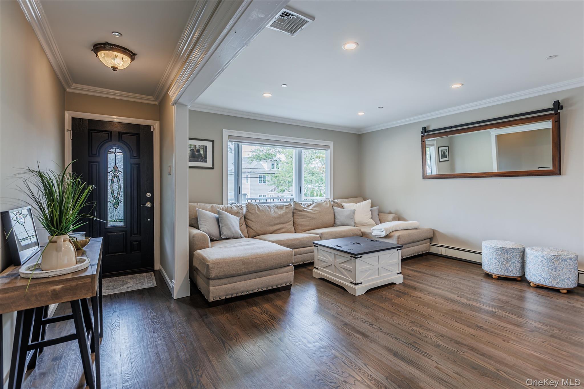 401 Little East Neck Road South Babylon, NY 11702 - Photo 8 of 32 Family Room