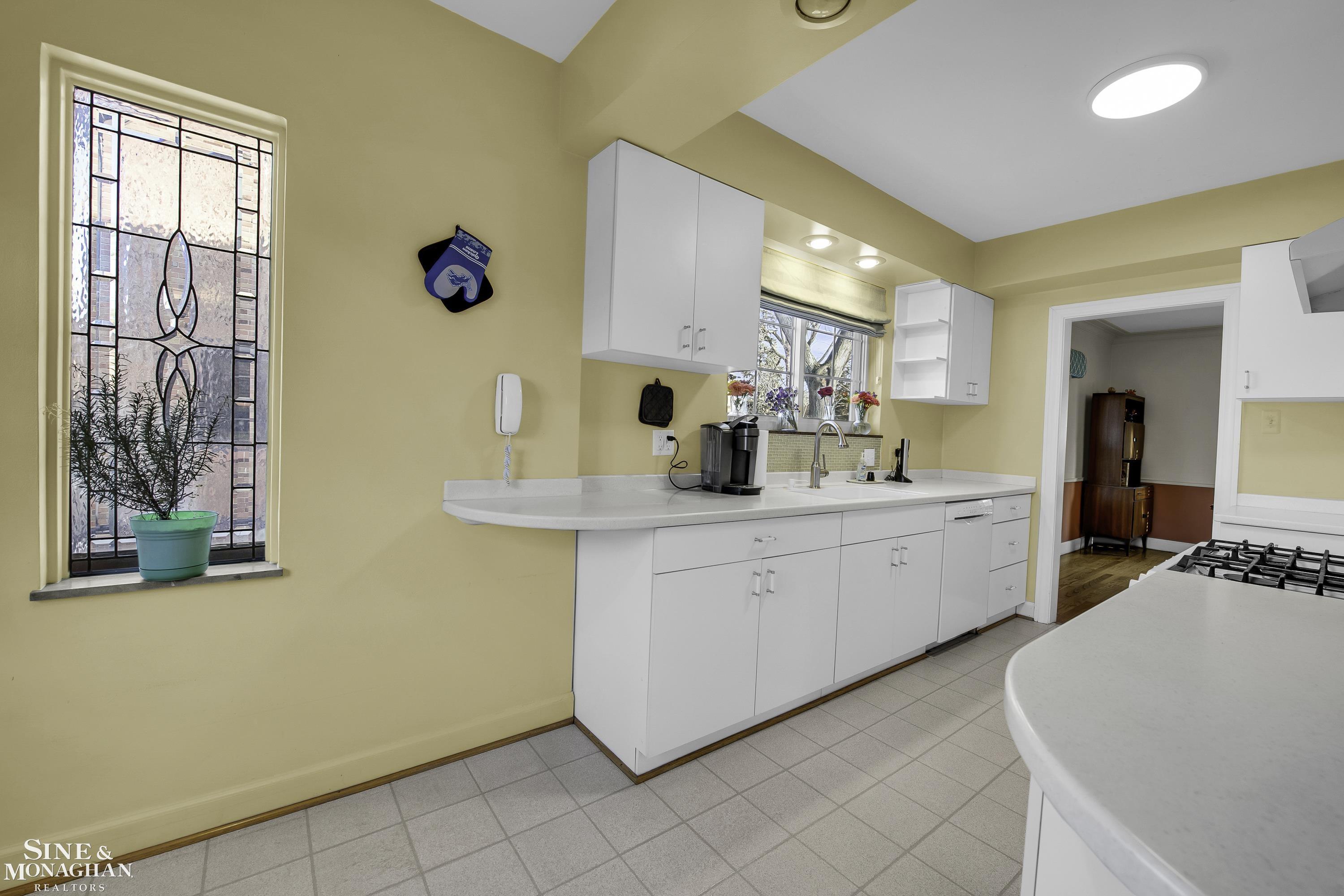 517 Barrington Road Detroit, MI 48215 - Photo 11 of 62 50135656-2abe8a11-5b20-436e-b932-8d09a84b25ad.JPG