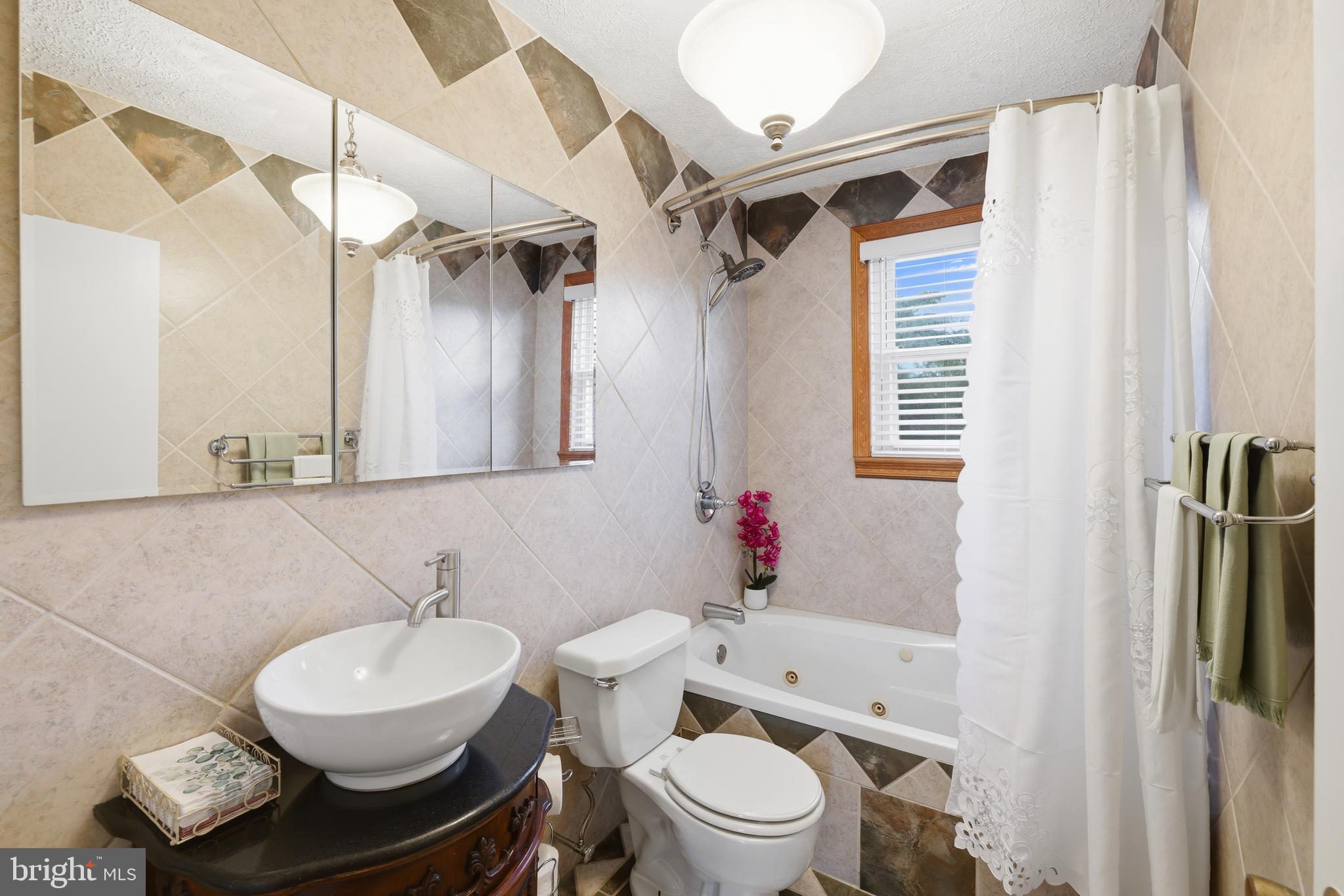 1620 Alston Road Towson, MD 21204 - Photo 16 of 32 Upper 1 - Hall bath w/ tub shower