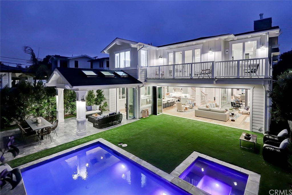 a view of an house with backyard