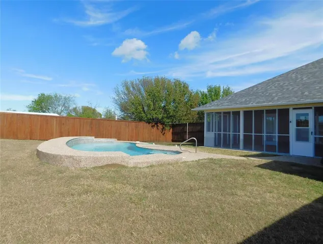 a view of a house with backyard and trees