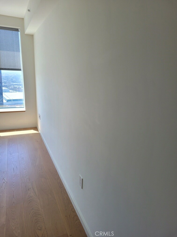 889 Francisco Street, Unit 3702 Los Angeles, CA 90017 - Photo 12 of 22 a view of a hallway with wooden floor