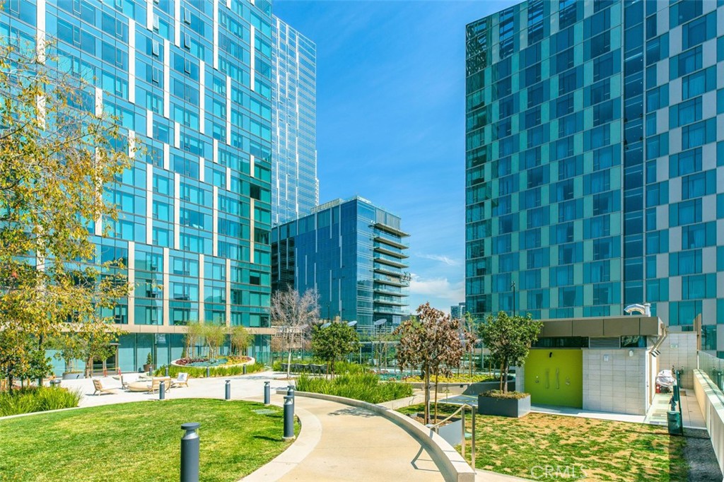 889 Francisco Street, Unit 3702 Los Angeles, CA 90017 - Photo 21 of 22 a view of a garden with a chair and a garden