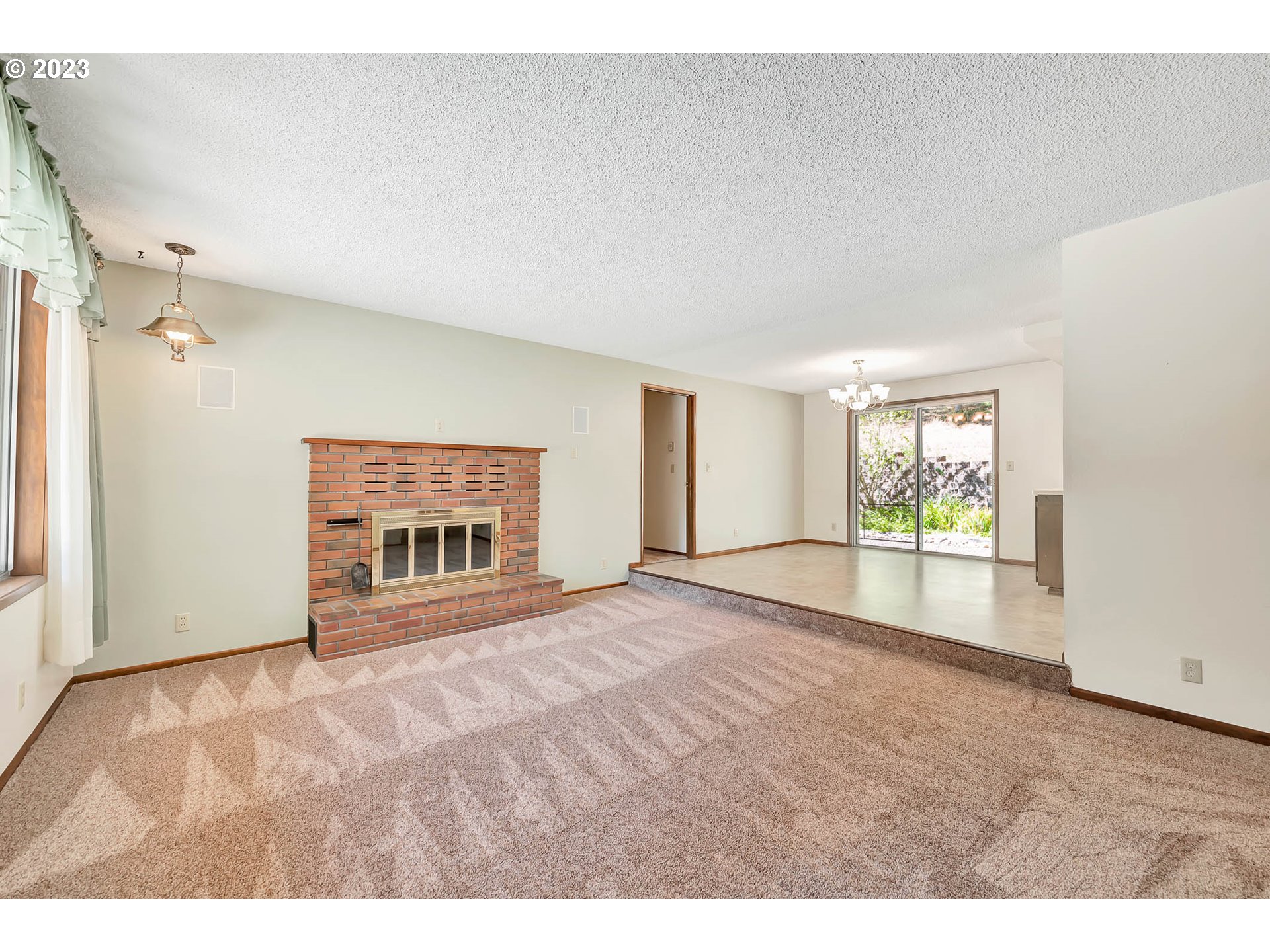 84848 Laughlin Road Eugene, OR 97405 - Photo 5 of 39 Living Room/Dining Room