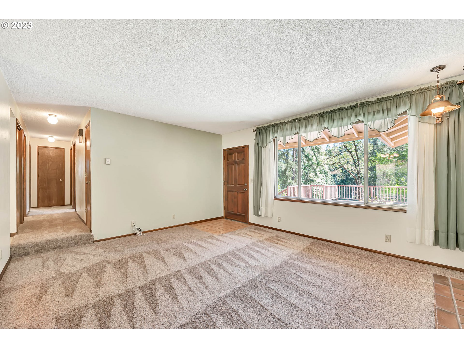 84848 Laughlin Road Eugene, OR 97405 - Photo 6 of 39 Living Room/Entrance