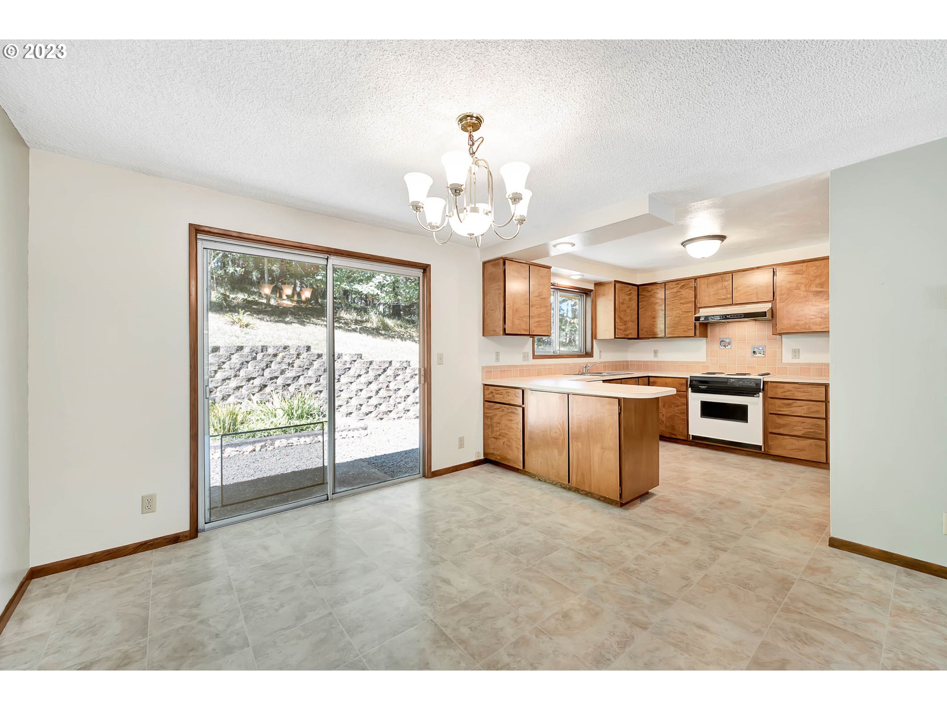 84848 Laughlin Road Eugene, OR 97405 - Photo 8 of 39 Dining Area