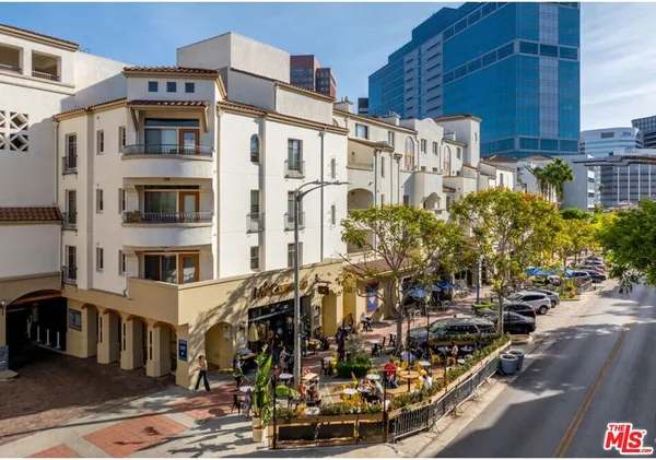 $5,395 | 1040 Glendon Avenue, Unit 3153, Los Angeles, CA 90024