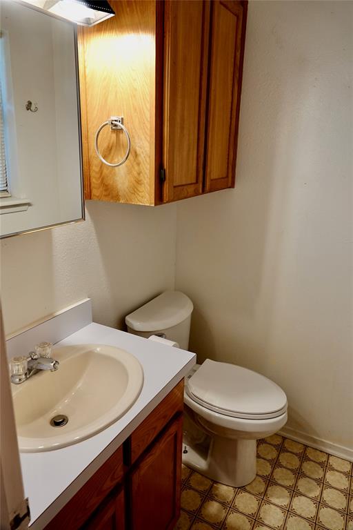 1402 Allen Road Goldthwaite, TX 76844 - Photo 20 of 28 Half bath off Bedroom 3