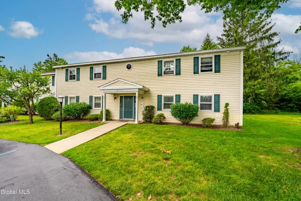 $199,900 | 192 Cedarview Lane, Colonie, NY 12189