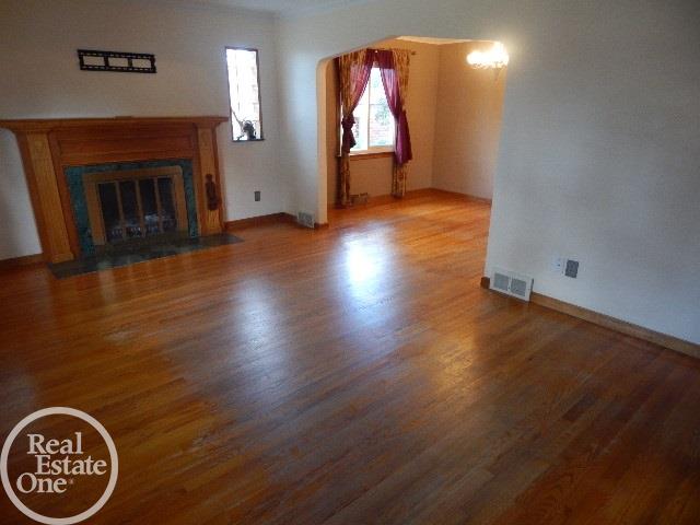 8212 Racine Road Warren, MI 48093 - Photo 10 of 27 31304125-9.JPG