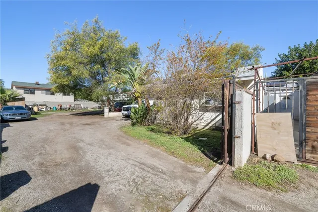 a view of a backyard